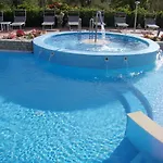 Charming In With Shared Pool And Garden Apartamento