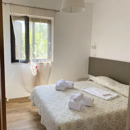 Charming In With Shared Pool And Garden Apartamento