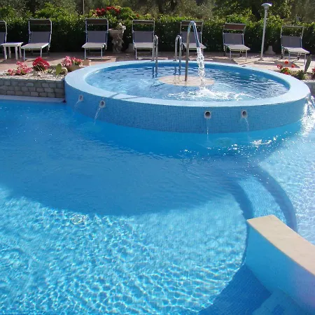 Charming In With Shared Pool And Garden Apartamento