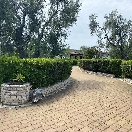 Charming In With Shared Pool And Garden Apartment