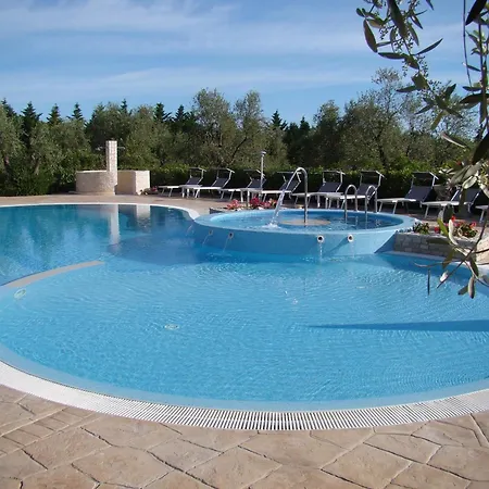 Charming In With Shared Pool And Garden Lägenhet