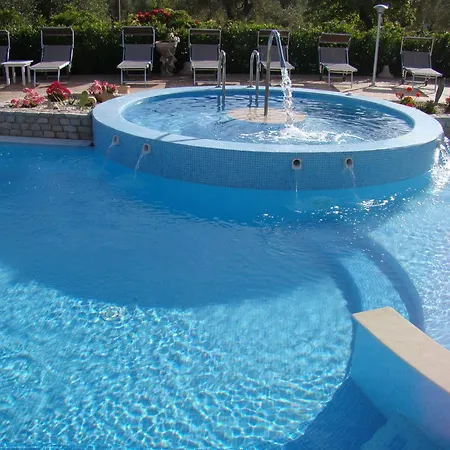 Charming In With Shared Pool And Garden Apartment *