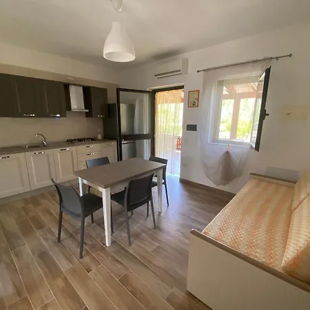 Charming In With Shared Pool And Garden Apartment